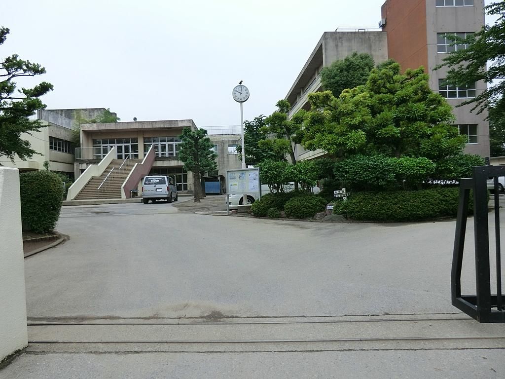 小学校　春日部市立上沖小学校（小学校）まで890m