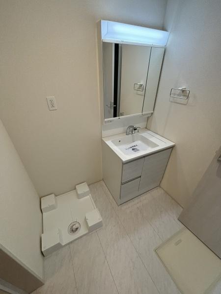 洗面設備　写真は同タイプの別のお部屋のものです。