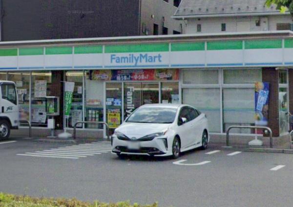 コンビニ　ファミリーマート草加稲荷店（コンビニ）まで350m