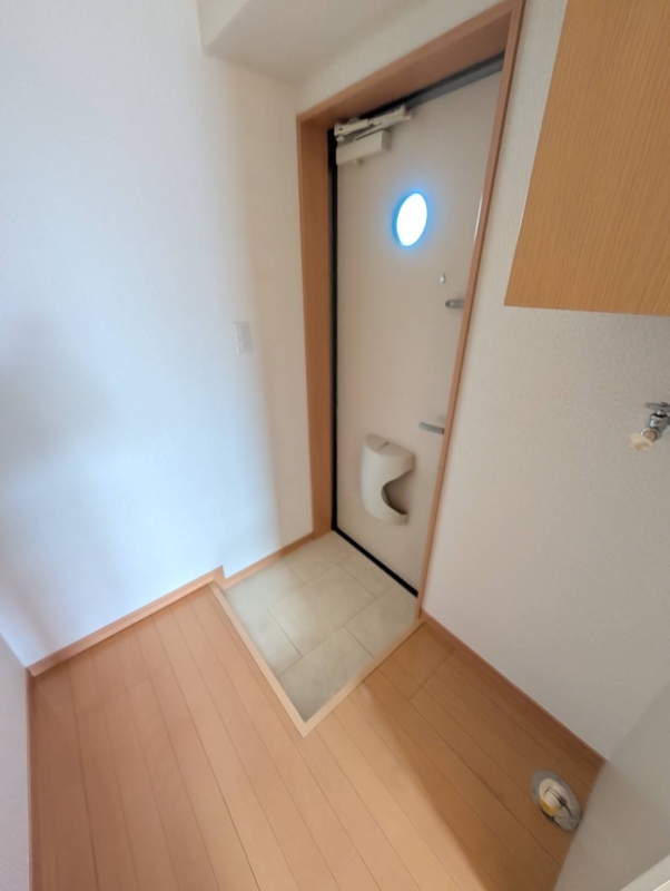 玄関　他階の写真になります。