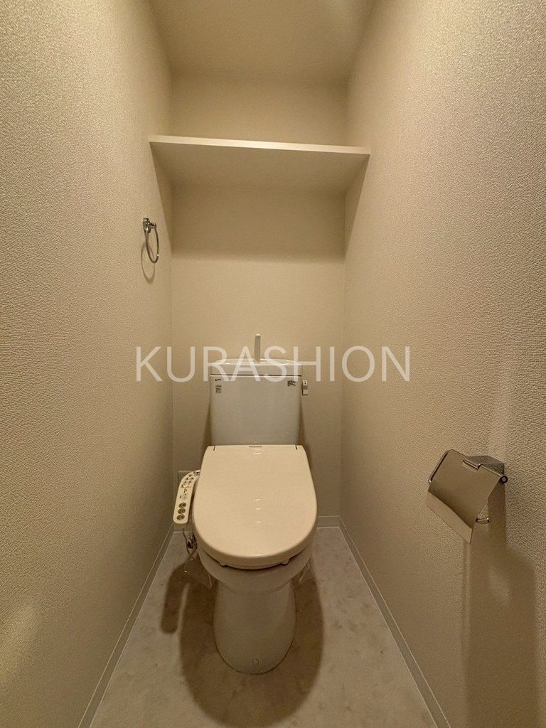 トイレ　別部屋の写真になります。