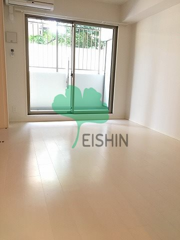 居室・リビング　白を基調としたお部屋になっております！