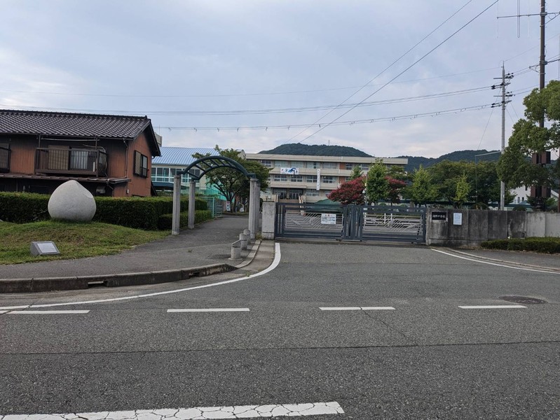 中学校　加東市立滝野中学校（中学校）まで737m