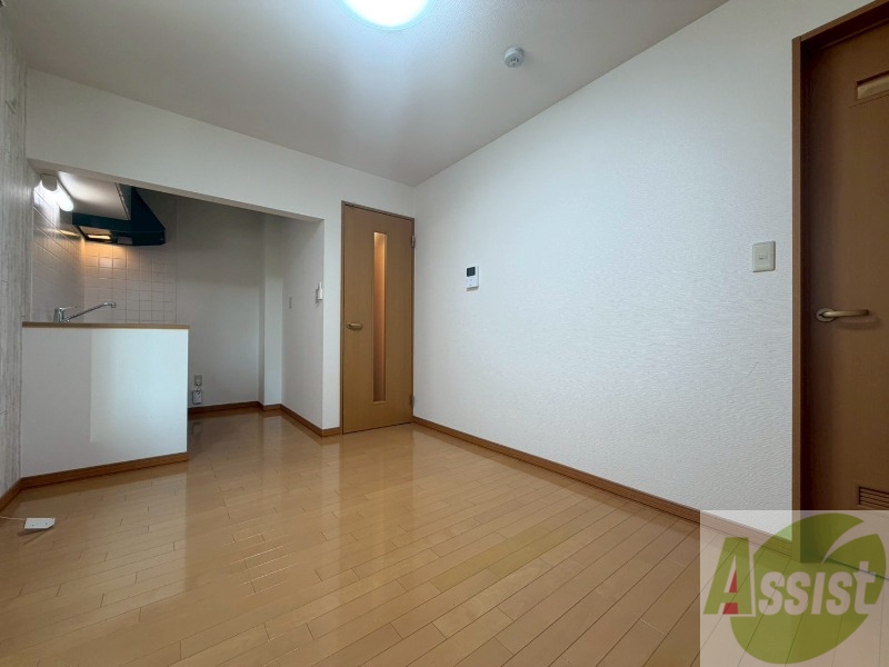 居室・リビング　木目のフローリングは落ち着きのある印象のお部屋になりますね。