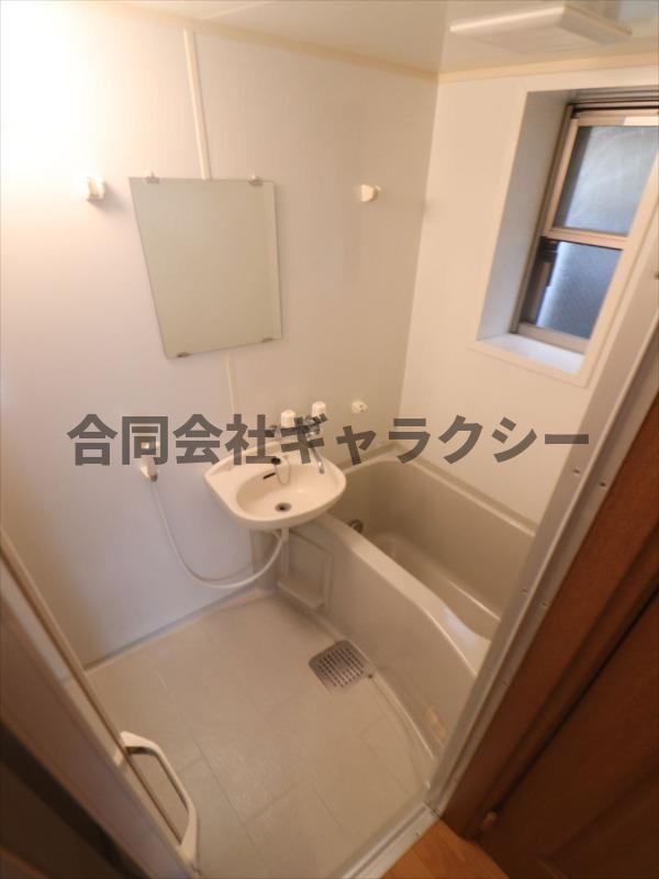 バス・シャワールーム　清潔感のあるバスルーム