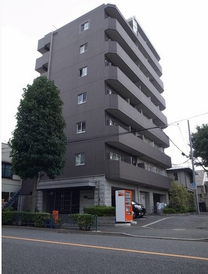 建物外観　鉄筋コンクリート造のガッチリとした建物。