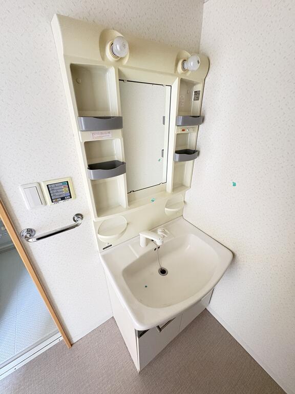 洗面設備　(写真は同タイプ）