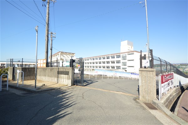 中学校　神戸市立桃山台中学校（中学校）まで1078m