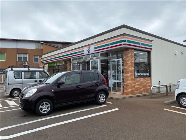コンビニ　セブンイレブン上越東城店（コンビニ）まで830m