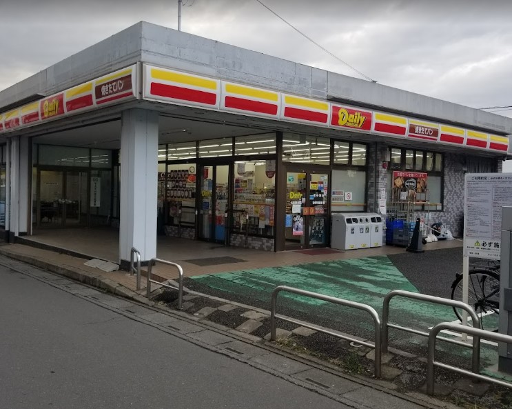コンビニ　デイリーヤマザキ 七里駅前店（コンビニ）まで1219m