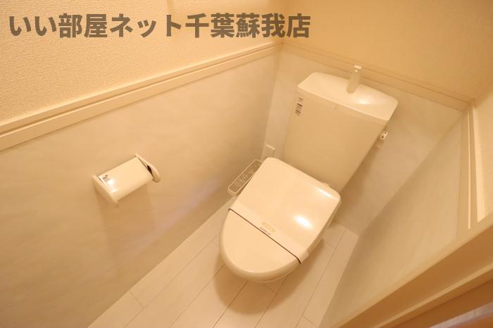 トイレ　落ち着いた色調のトイレです