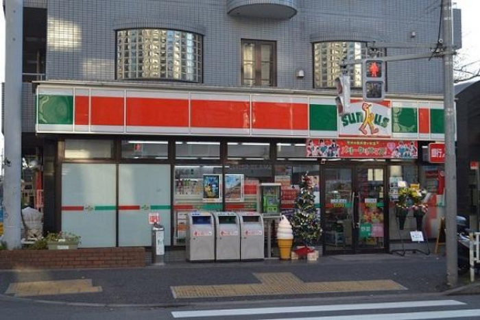 コンビニ　サンクス 駒場4丁目店（コンビニ）まで302m