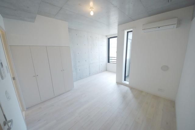居室・リビング　★洋室9.7帖広々としたお部屋です★