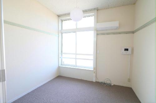 居室・リビング　ロフトタイプは天井が高く開放的な窓から日が差し込みます！