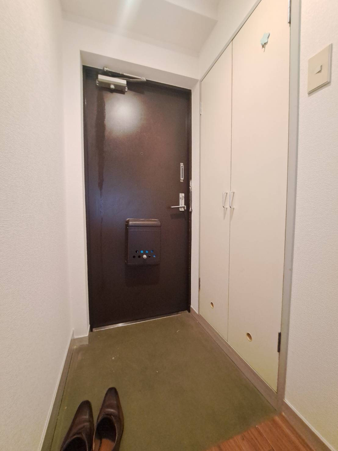 玄関　大型シューズボックス付き