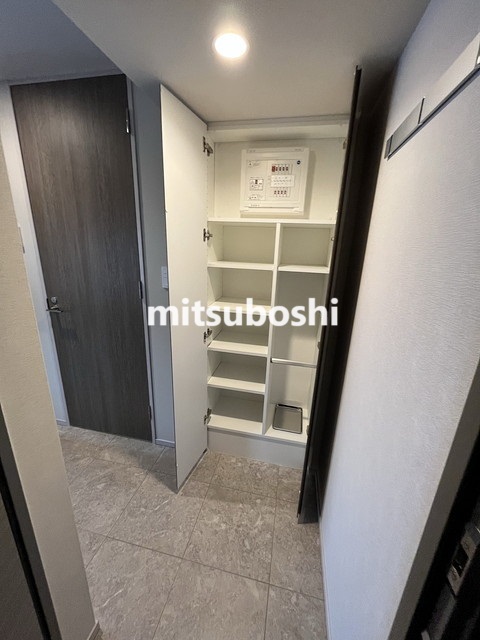 玄関　室内が見えないのもポイント高いですね