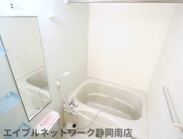 バス・シャワールーム　落ち着いた空間のお風呂です