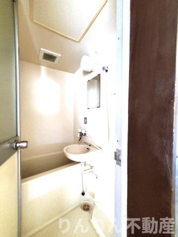 洗面設備　独立洗面台、朝の身支度には欠かせません