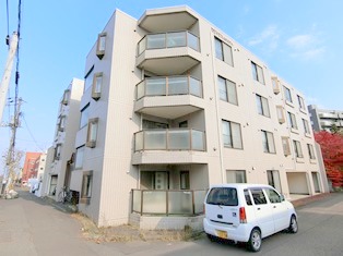 札幌市清田区清田二条のマンションの建物外観