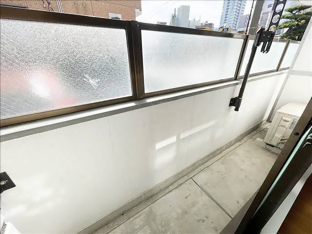 バルコニー　清掃前の為、１０２号室写真