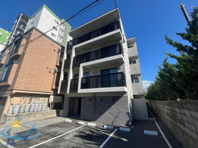 札幌市西区二十四軒三条のマンションの建物外観