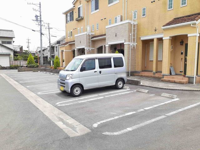 【ルミナスの駐車場】