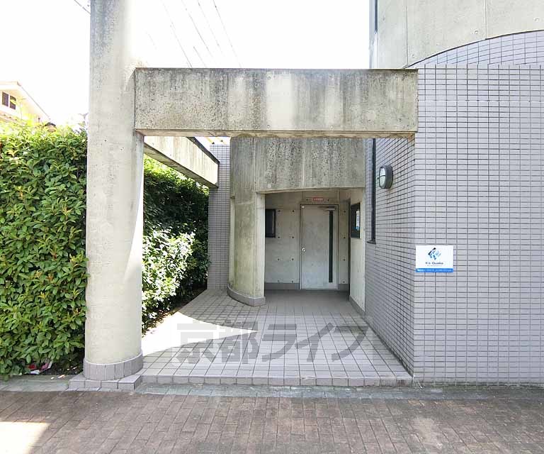 【向日市寺戸町のマンションのエントランス】