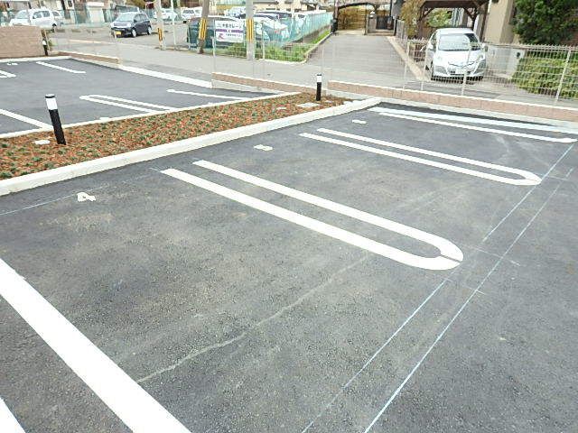 【城陽市寺田のアパートの駐車場】