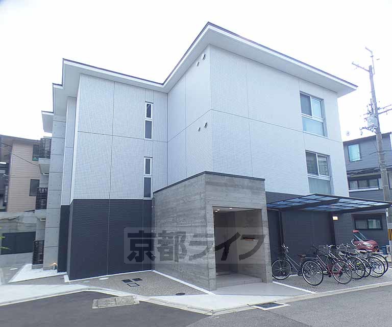 京都市左京区吉田中阿達町のマンションの建物外観