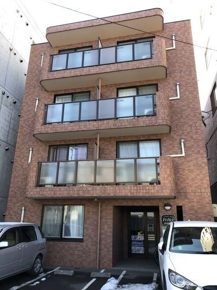 札幌市中央区北十二条西のマンションの建物外観