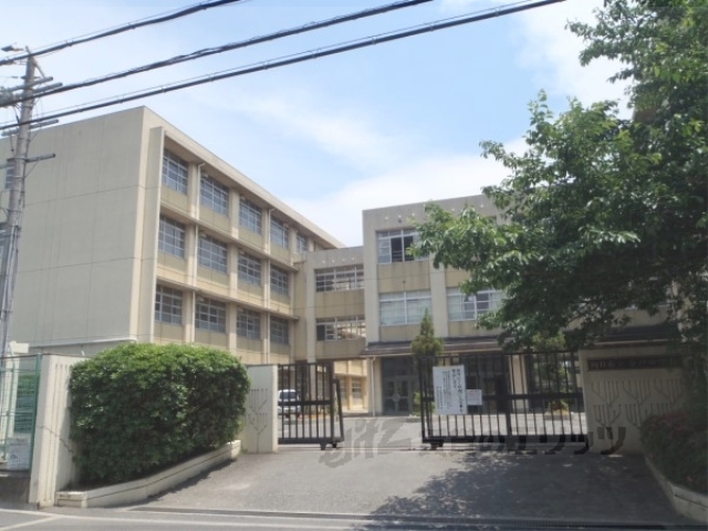 【向日市森本町のマンションの中学校】