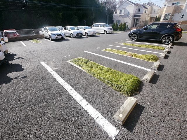 【川口市戸塚南のアパートの駐車場】