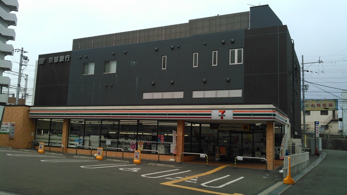 コンビニ　セブンイレブン（コンビニ）まで365m