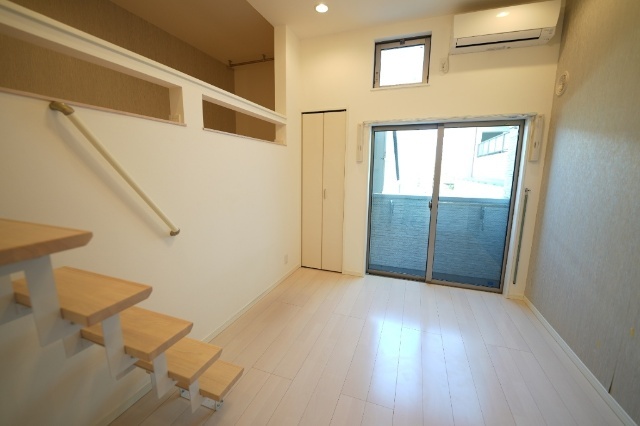 居室・リビング　エアコンが付いております