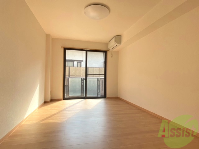 居室・リビング　大きな窓から光が差し込み明るいお部屋ですね