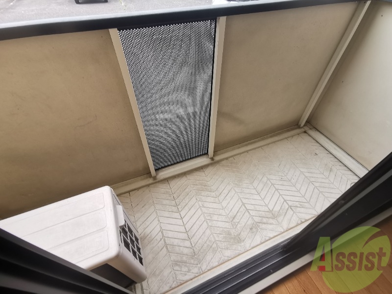 バルコニー　バルコニーは洗濯物を干すのに十分な広さです。