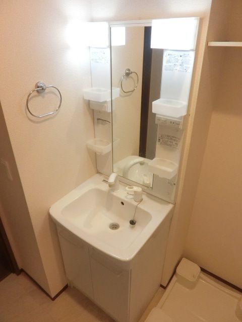 洗面設備　忙しい朝に活躍する独立洗面台です