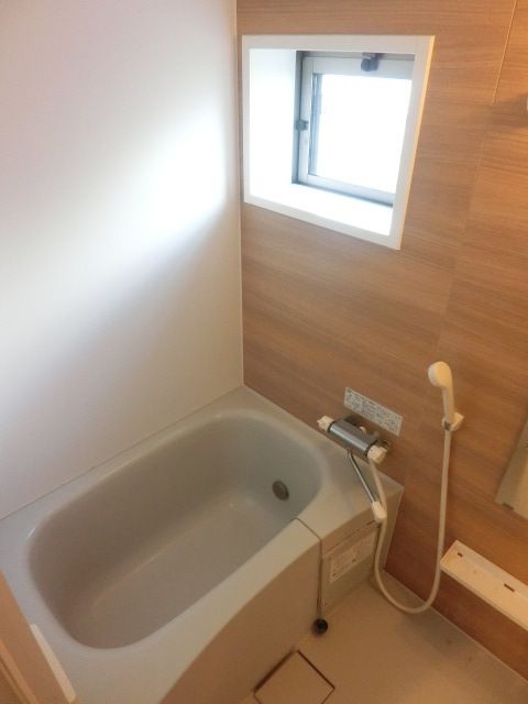 バス・シャワールーム　追い焚き付きのバスルームです