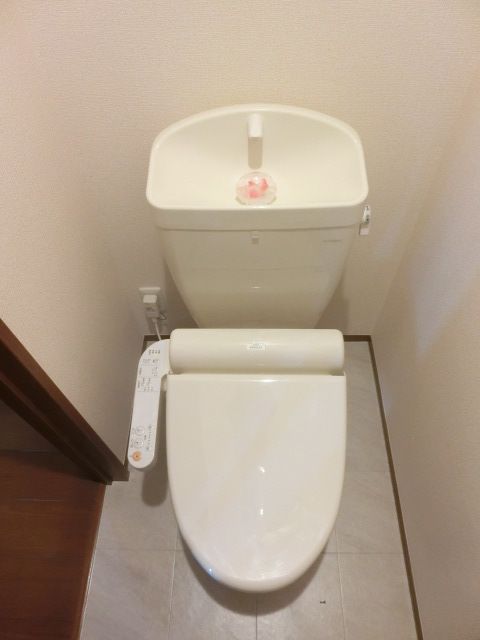 トイレ　温水洗浄便座付きトイレです
