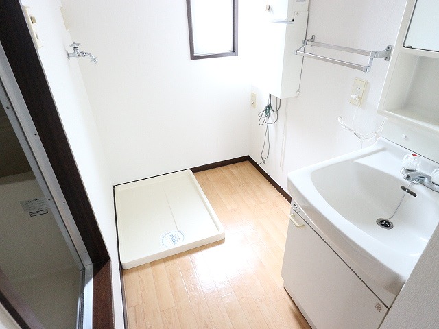 洗面設備　洗面台・洗濯機置き場のスペースです。窓あり♪