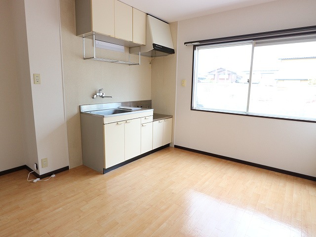 居室・リビング　明るい光の差すダイニングキッチンのスペースです！