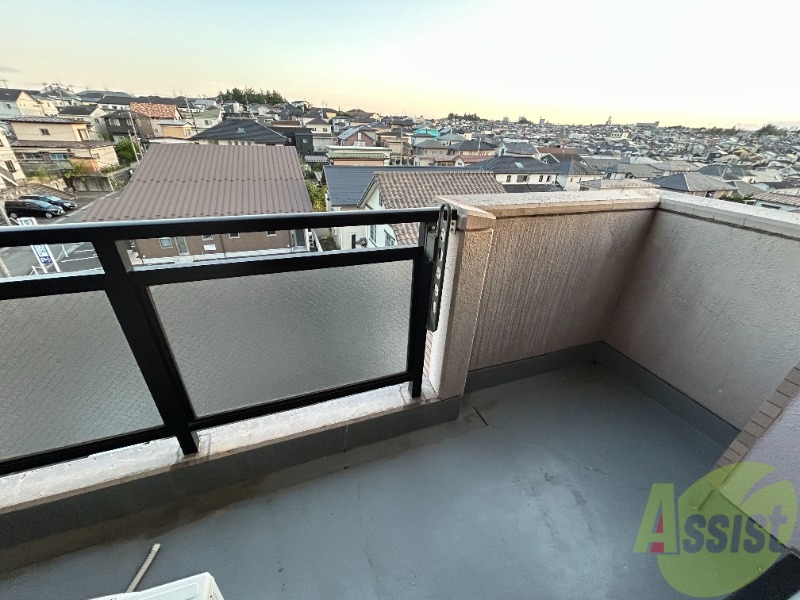 バルコニー　ベランダは非常に広いです。洗濯物がたくさん干せますね。