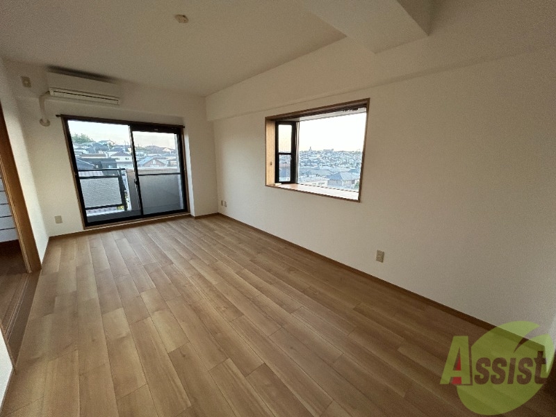 居室・リビング　１２帖のＬＤＫです。角部屋なので壁側に窓がございます。