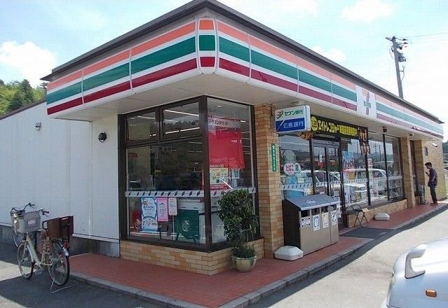 コンビニ　セブンイレブン（コンビニ）まで1300m