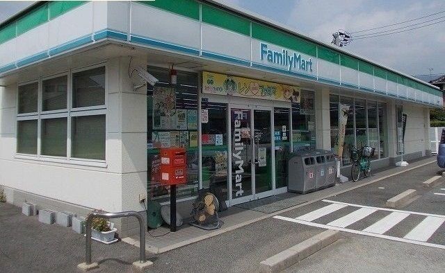 コンビニ　ファミリーマート（コンビニ）まで2700m