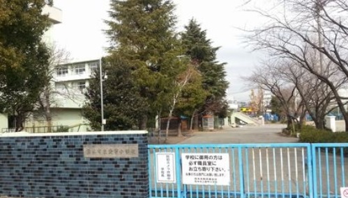 小学校　厚木市立愛甲小学校（小学校）まで875m