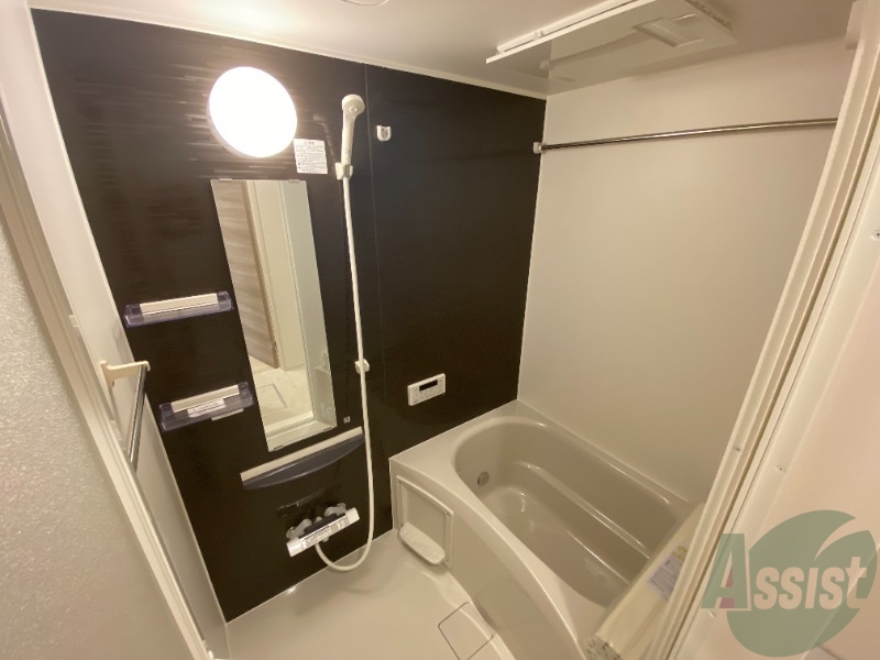 バス・シャワールーム　落ち着いたデザインの浴室。ゆったりできそうです。