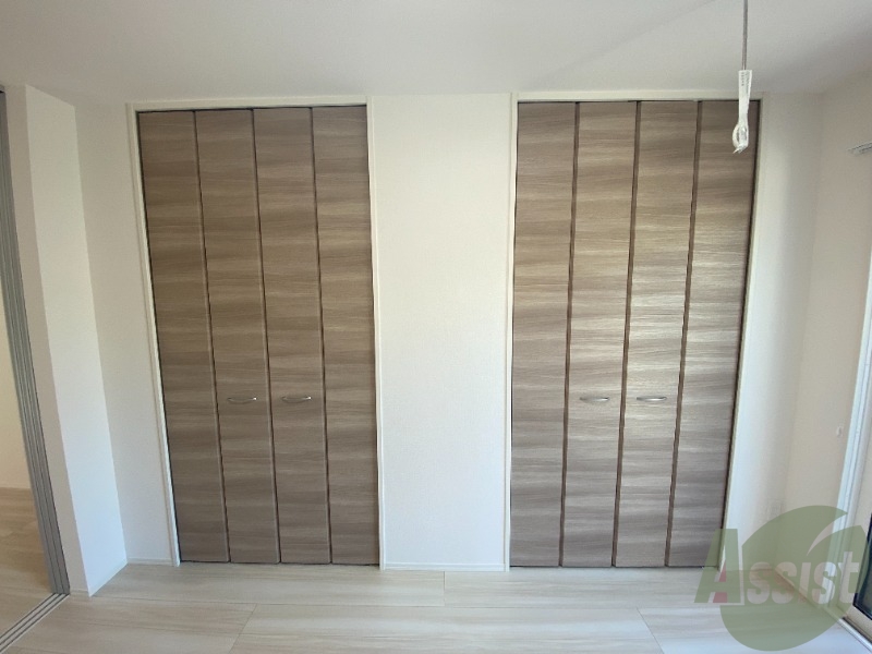 収納　洋室にあるクローゼットです。両開きになっています。