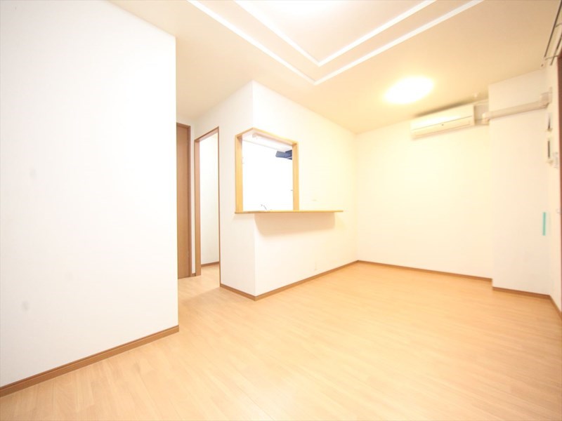 居室・リビング　ＬＤＫ11.7帖　カウンターキッチン　エアコン付　バルコニー