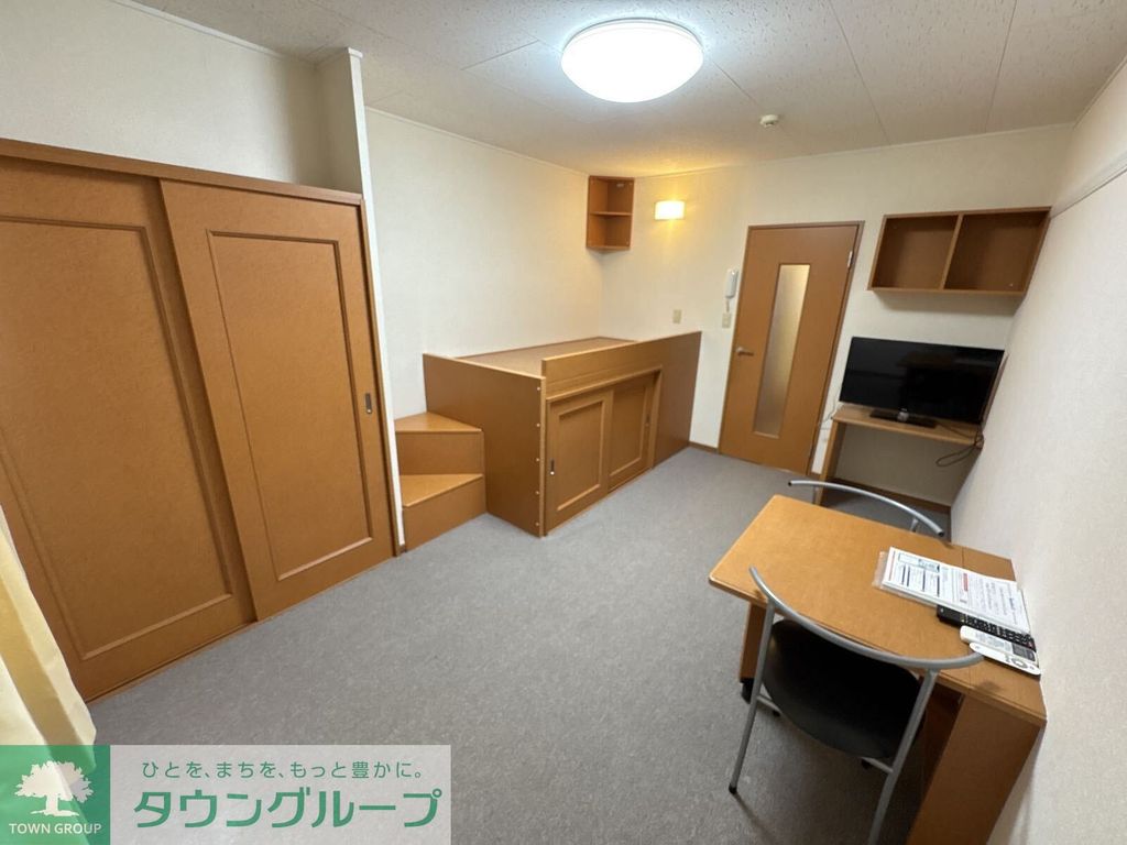 居室・リビング　1階はフローリング、2階はじゅうたんです。